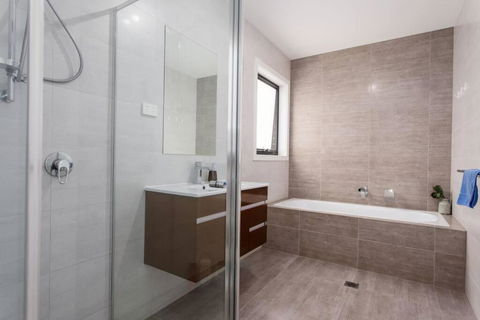 Bright And Chic House At Throsby With 4 Bedrooms - Accommodation Georgetown 1