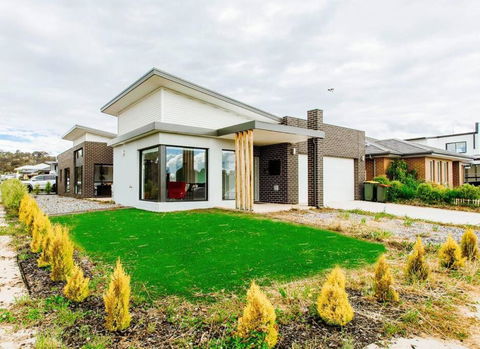 Bright And Chic House At Throsby With 4 Bedrooms - Accommodation Georgetown 3