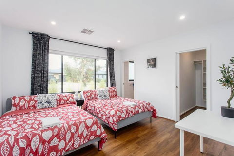 Bright And Chic House At Throsby With 4 Bedrooms - Accommodation Georgetown 4