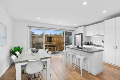 CASA EMEC- PETS WELCOME Luxury, Aircon, Walk To The Shops And Beach! Outdoor Shower And Garage Parking - Accommodation Georgetown 0