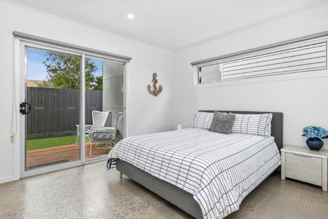 CASA EMEC- PETS WELCOME Luxury, Aircon, Walk To The Shops And Beach! Outdoor Shower And Garage Parking - Accommodation Georgetown 3