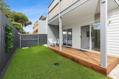 CASA EMEC- PETS WELCOME Luxury, Aircon, Walk To The Shops And Beach! Outdoor Shower And Garage Parking - Accommodation Georgetown 1