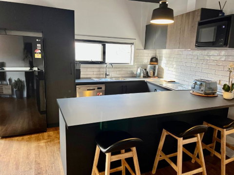 CBD Elizabeth St Modern Townhouse - Secure Parking - Accommodation Georgetown 3