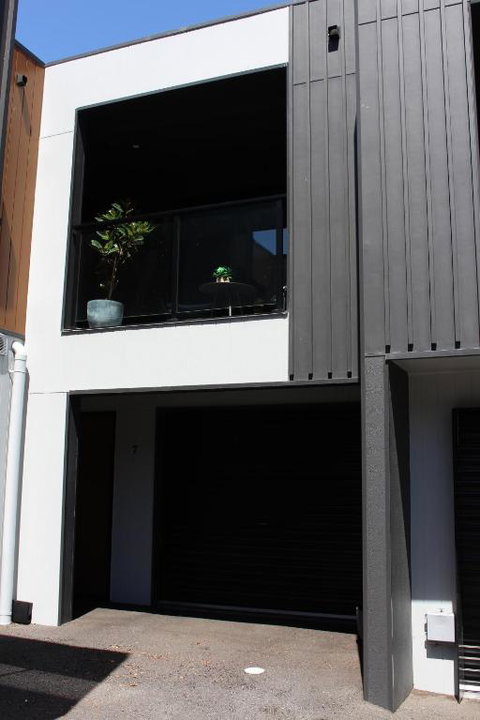 CBD Elizabeth St Modern Townhouse - Secure Parking - Accommodation Georgetown 2