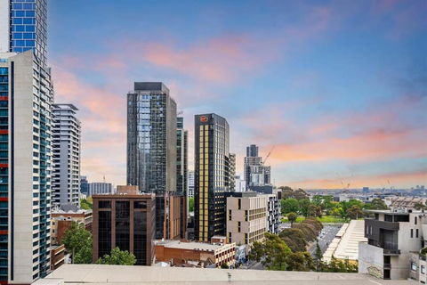 CBD Park Views Retreat With Free Parking - Up To 4 Pax - Accommodation Georgetown 0