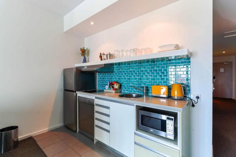 City Views On Pool Level King Bed Or Twin Share - Accommodation Georgetown 4