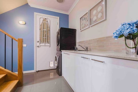 Coastal Escape, Townhouse Steps From The Sea - Accommodation Georgetown 1