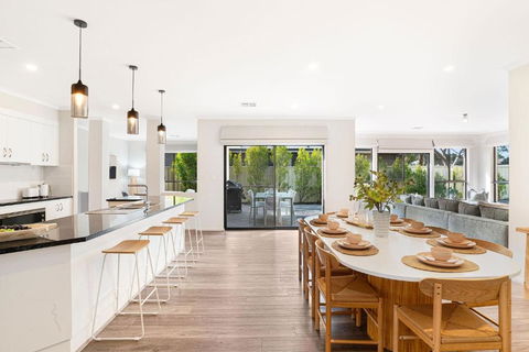 Crimson Ridge - Wines, Vines And Dine - Accommodation Georgetown 3
