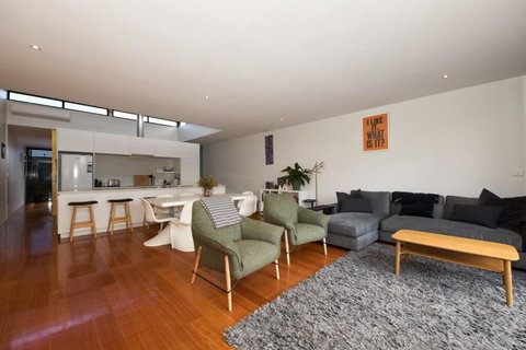 Debonair Townhouse - 150 Metres To Beach - Accommodation Georgetown 1