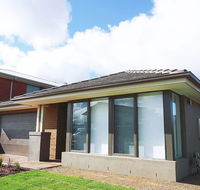 5Bed 2Bath Family House in Werribee - Accommodation Georgetown
