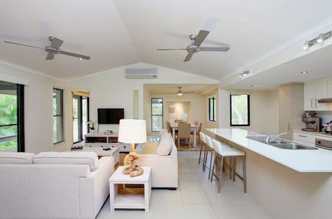 6 Orania Court - Rainbow Shores, Absolutely Gorgeous Beach Side Property Within 200 Metres Walk To The Beach - Accommodation Georgetown 1