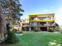 68 'Bay Parklands'  2 Gowrie Ave - aircon pool tennis court communal spa