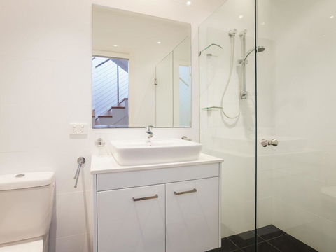 7 Judith Street - Stunning Duplex With Ducted Air - Accommodation Georgetown 3