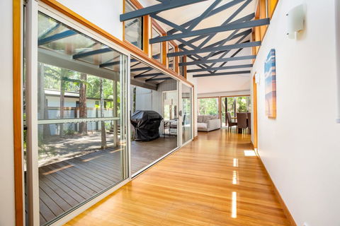 8 Satinwood Drive - Rainbow Shores, Architecturally Designed, Pool, Walk To Beach - Accommodation Georgetown 1