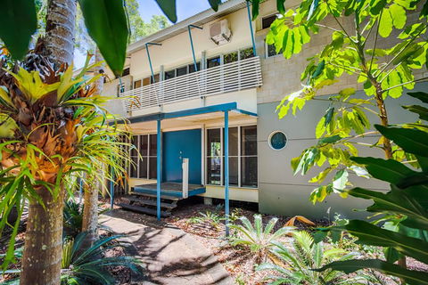 8 Satinwood Drive - Rainbow Shores, Architecturally Designed, Pool, Walk To Beach - Accommodation Georgetown 3