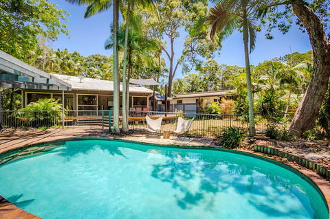 8 Satinwood Drive - Rainbow Shores, Architecturally Designed, Pool, Walk To Beach - Accommodation Georgetown 0