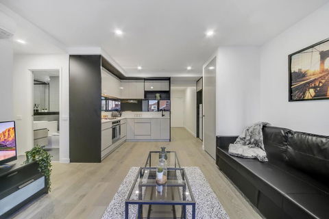 A Modern 2BR Apt, 5-min Walk To Melbourne Central - Accommodation Georgetown 0