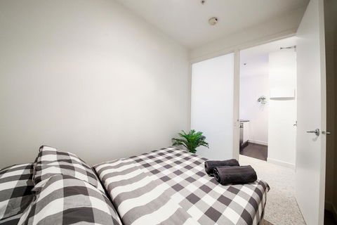 A Spacious & Central 2BR Apt Near Flinders Station - Accommodation Georgetown 3
