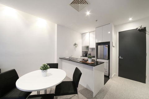 A Spacious & Central 2BR Apt Near Flinders Station - Accommodation Georgetown 2