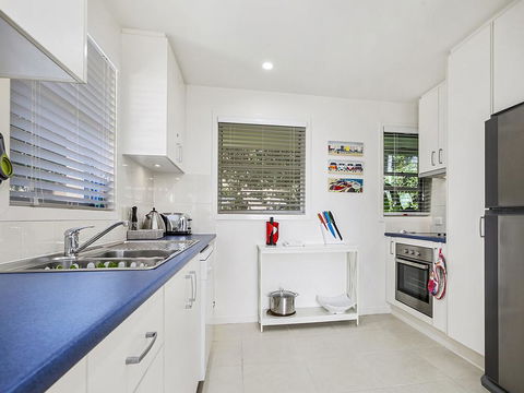 A Stylish Apartment With Noosa Views! - Unit 6 Yaringa 29 Noosa Drive - Accommodation Georgetown 3