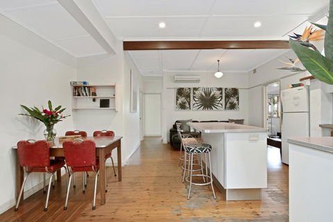 A SWEET ESCAPE - Byron Surf Cottage - Walk To Byron - Accommodation Georgetown 3