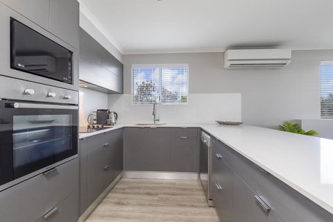 Absolute Beachfront Penthouse, Castaways Beach - Accommodation Georgetown 3