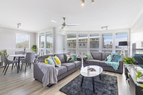 Absolute Beachfront Penthouse, Castaways Beach - Accommodation Georgetown 0