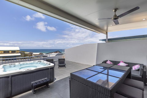 Absolute Beachfront Penthouse, Castaways Beach - Accommodation Georgetown 1