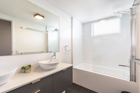 Absolute Beachfront Penthouse, Castaways Beach - Accommodation Georgetown 2
