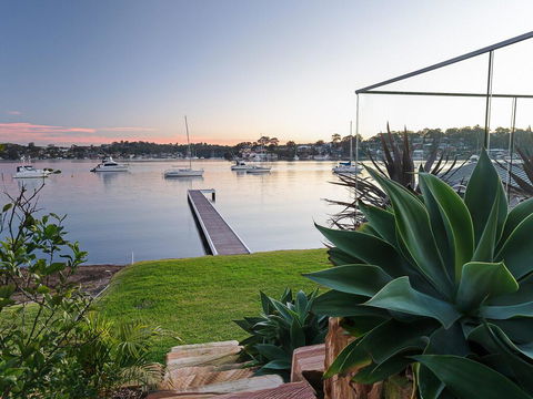 Absolute Waterfront Lakehouse Fishing Point Waterfront Pool Jetty - Accommodation Georgetown 2