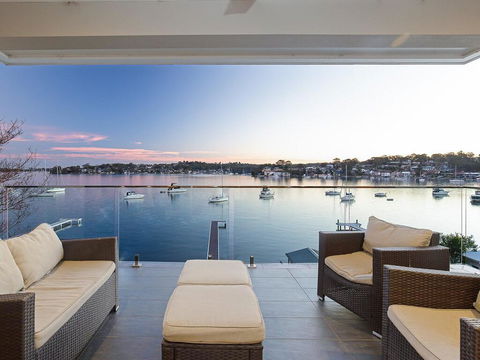 Absolute Waterfront Lakehouse Fishing Point Waterfront Pool Jetty - Accommodation Georgetown 1