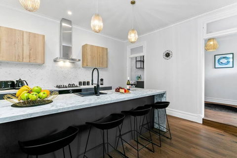 EDW19 - Stylish 2-Bed, 2-Bath Townhose In Drummoyne - Accommodation Georgetown 0