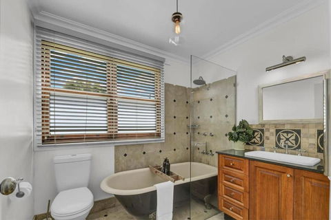 Edwina Suite II - Fireplace, Elegant Heritage Home - Accommodation Georgetown 3