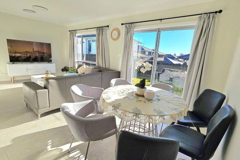 Elegant & Convenient New House At Leppington - Accommodation Georgetown 2