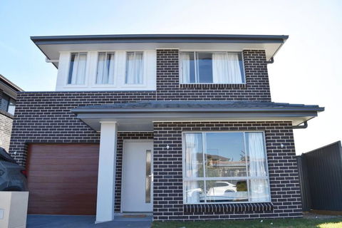 Elegant & Convenient New House At Leppington - Accommodation Georgetown 3