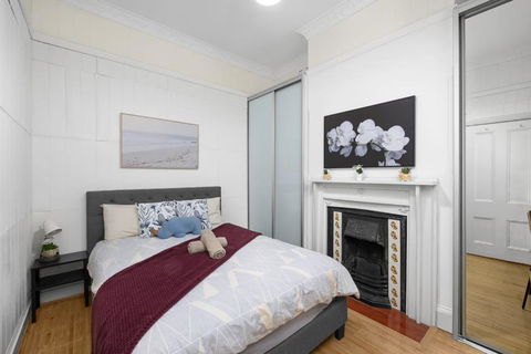 Elegant Double Room - Mins To Transport And Stores - Shared Bathroom - Accommodation Georgetown 0