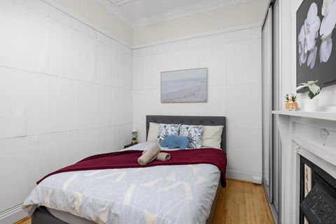Elegant Double Room - Mins To Transport And Stores - Shared Bathroom - Accommodation Georgetown 4