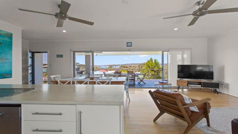 Endeavour View Is A Fantastic - A Modern, 4 Bedroom Holiday Home - Accommodation Georgetown 0