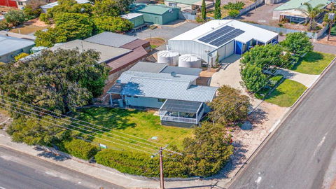 Endymion Is Ideally Situated On The Esplanade - Accommodation Georgetown 2