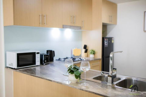 Entire 2 Bedroom In The Heart Of Wolli Creek - Accommodation Georgetown 2