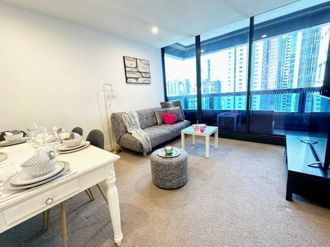 ES2410-2Bed 2Bath Vision Apt With Balcony, Pool & Gym - Accommodation Georgetown 4