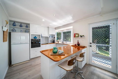 Essence Of The Sea - 4BR Family Home, Views, Fire - Accommodation Georgetown 3