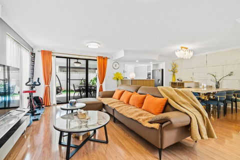 Equitice Autumn Moonlight Villa - Accommodation Georgetown 0