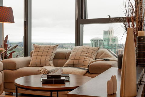 Essence Residence With Bay Views & Parking - Accommodation Georgetown 1