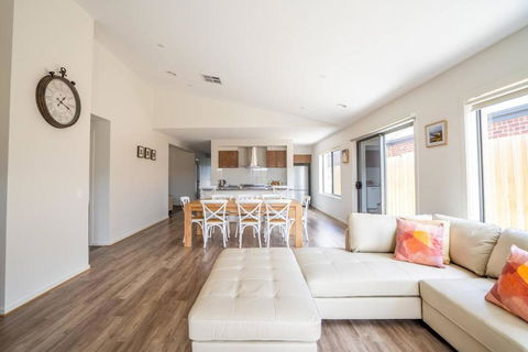 Golden Glow - Expansive Family Home In Bellarine - Accommodation Georgetown 0