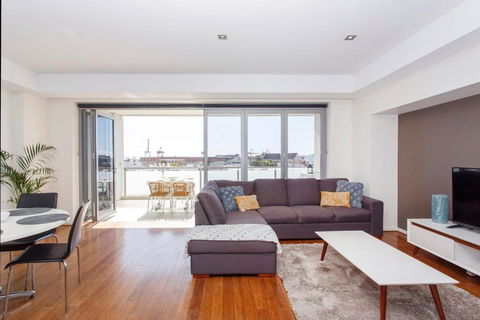 Gallery On High - Large Space With Balcony - Accommodation Georgetown 0