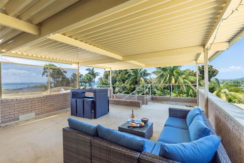Galoola Hidden Gem, 2 97 Galoola Drive, Pet Friendly, Rooftop Outdoor Area With Spectacular Views, Wi-Fi And Air Conditioning - Accommodation Georgetown 0