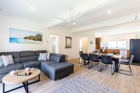 Galoola Hidden Gem, 2 97 Galoola Drive, Pet Friendly, Rooftop Outdoor Area With Spectacular Views, Wi-Fi And Air Conditioning - Accommodation Georgetown 1