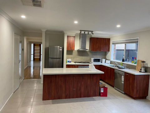 Garden View - Newly Furnished Queen Bedroom - Accommodation Georgetown 2