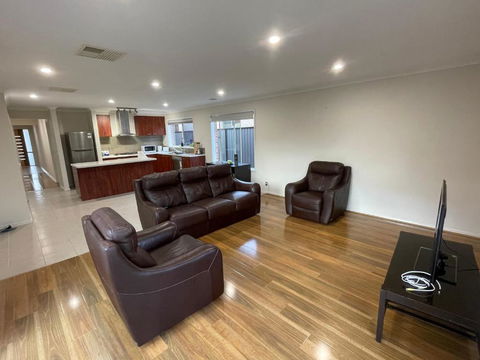 Garden View - Newly Furnished Queen Bedroom - Accommodation Georgetown 3